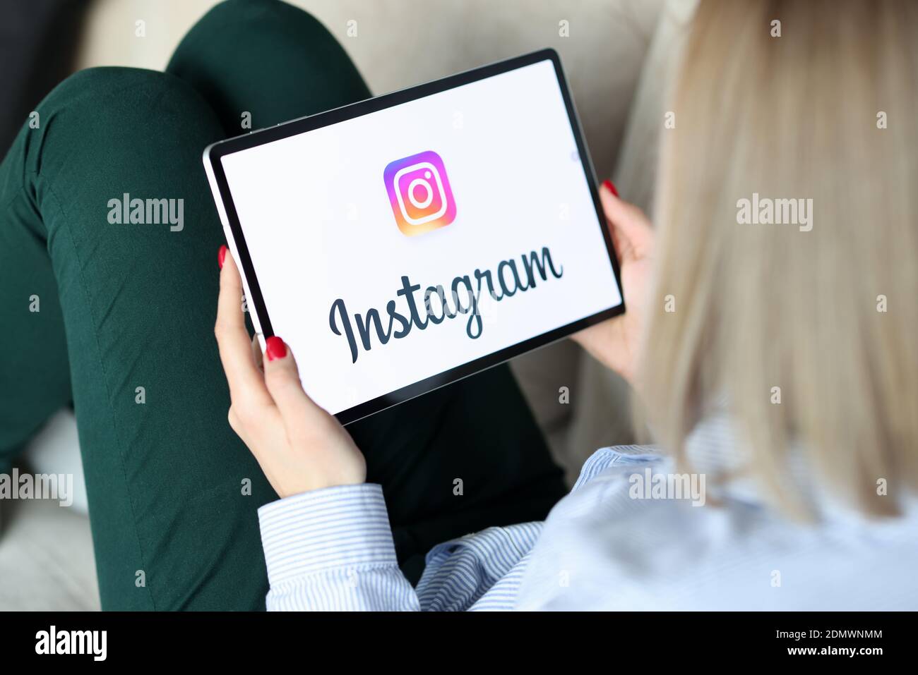 Femme tenant une tablette avec inscription instagram Banque D'Images