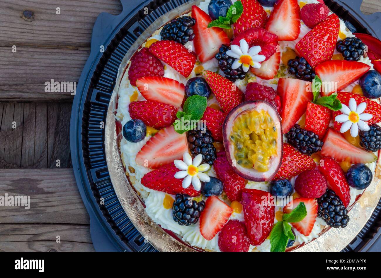 Dessert Francais Anna Pavlova Avec Mures Bleuets Fruits De La Passion Framboises Fraises Gateau Meringue Gateau Vegetarien Dessert A Faible Teneur En Matieres Grasses Photo Stock Alamy