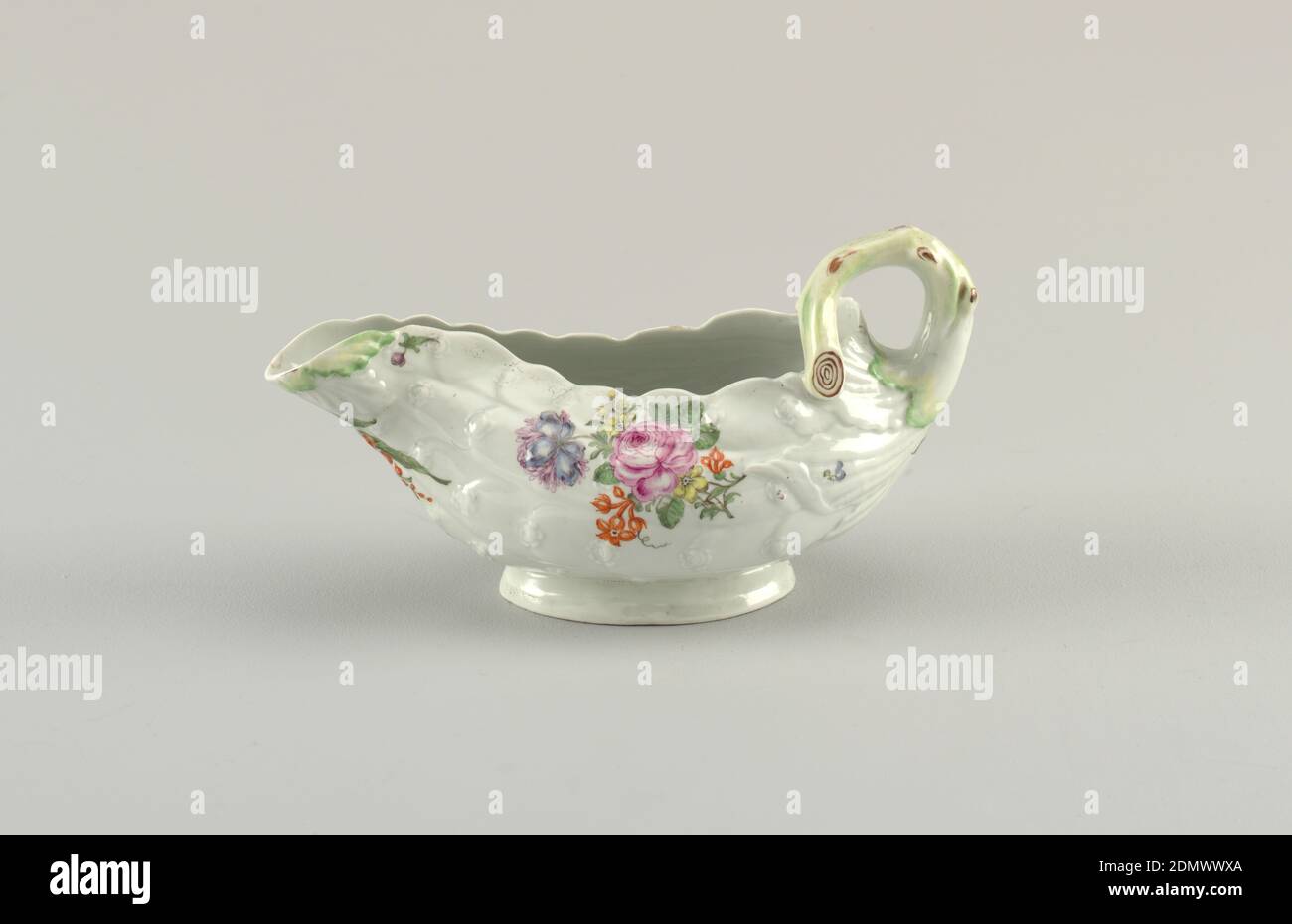 Sauceboat en forme de feuilles, Royal Worcester, anglais, établi en 1751, porcelaine à pâte molle, émail vitreux, or, bateau à sauce en forme de feuilles en porcelaine blanche avec poignée en branche. Décoré de petites fleurs., Angleterre, 1750–1760, céramique, Arts décoratifs, Sauceboat, Sauceboat Banque D'Images