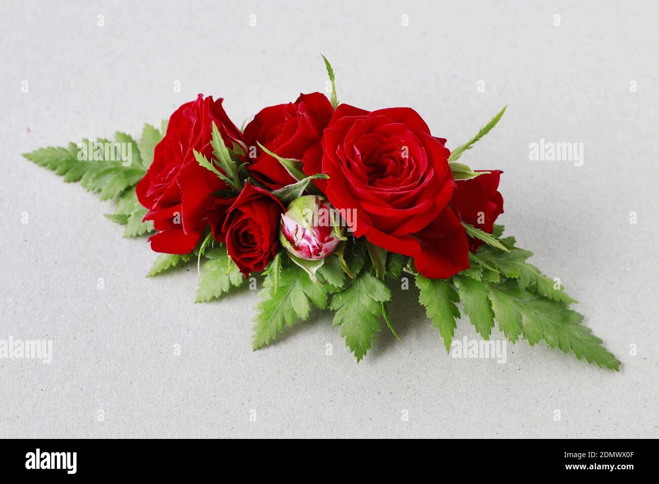 Fleuriste au travail: Comment faire une pince à cheveux avec des fleurs  fraîches et de la fougère. Étape par étape, tutoriel Photo Stock - Alamy