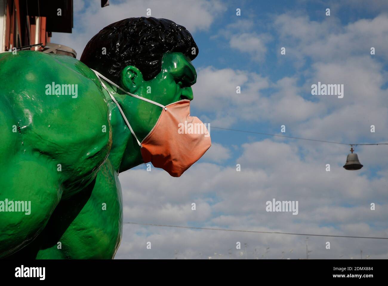 Naples, Italie. 17 décembre 2020. Une figure du personnage de Marvel Comics  Hulk portant un masque de protection se tient devant un magasin de jouets  dans la ville de Naples crédit: Agence