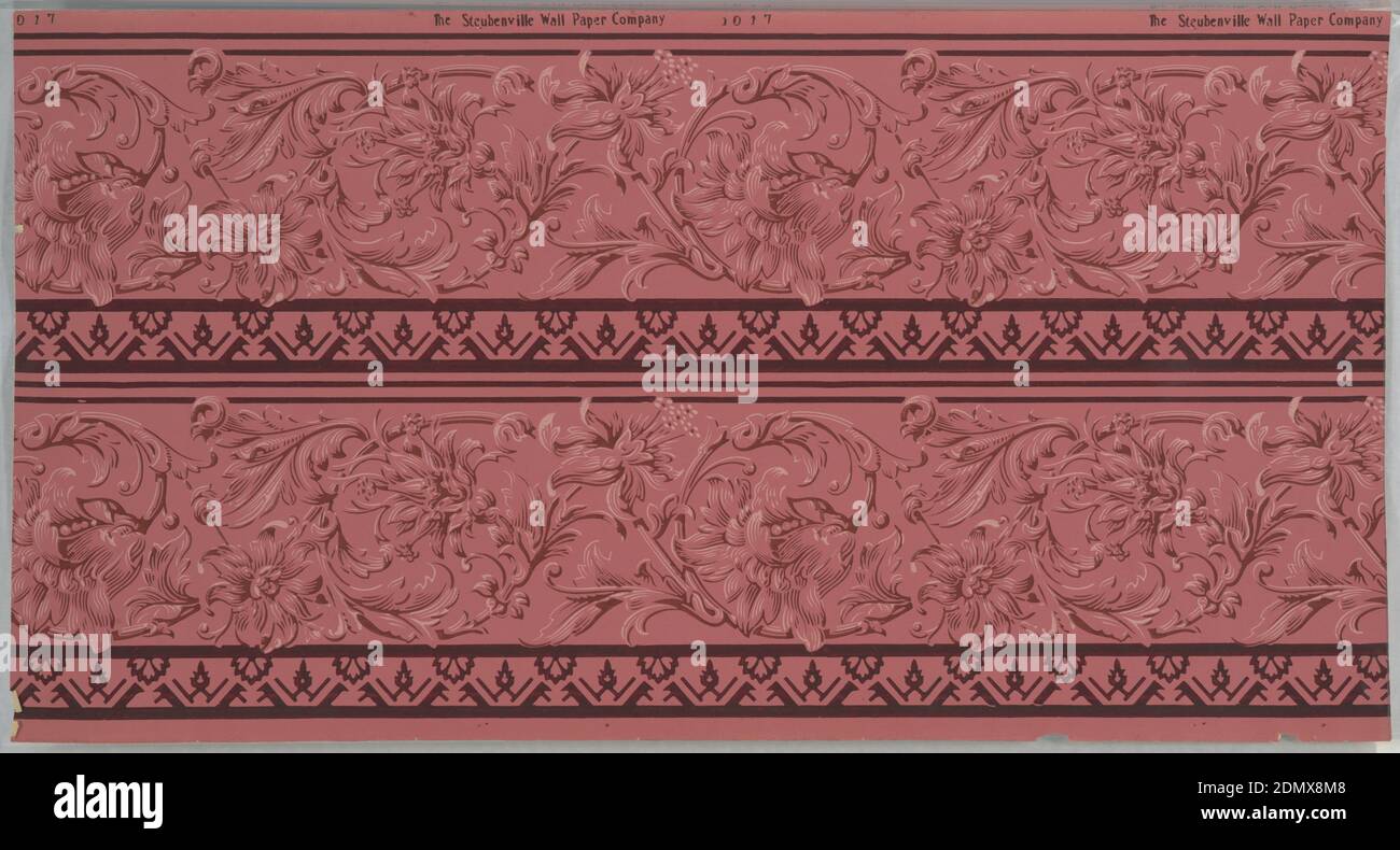 Frieze, Steubenville Wallpaper Company, The, 1905, papier imprimé à la machine, bordures imprimées deux de l'autre côté. Ondulez la bande de feuillage à défilement avec des fleurs. Bande supérieure de brattishing stylisé et de pendentifs. Imprimé sur un sol rouge clair en marron foncé, rouge et rose clair. Imprimé en lisière: 'The Steubenville Wall Paper Company' numéro de modèle '1017', Steubenville, Ohio, USA, 1905–1915, Wallcoverings, Frieze Banque D'Images