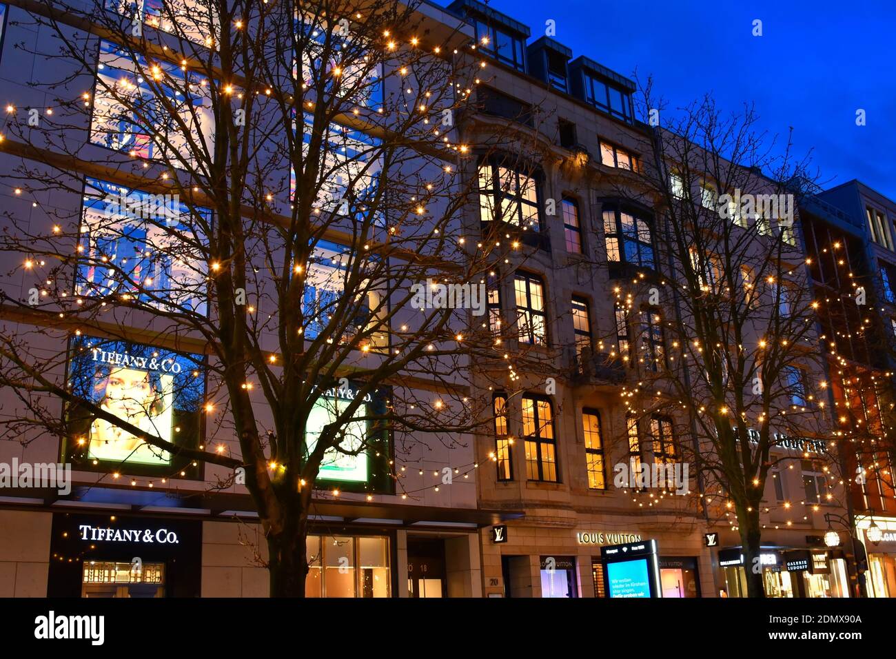 Illuminations de Noël sur le boulevard commerçant haut de gamme Königsallee dans le centre-ville de Düsseldorf. Banque D'Images