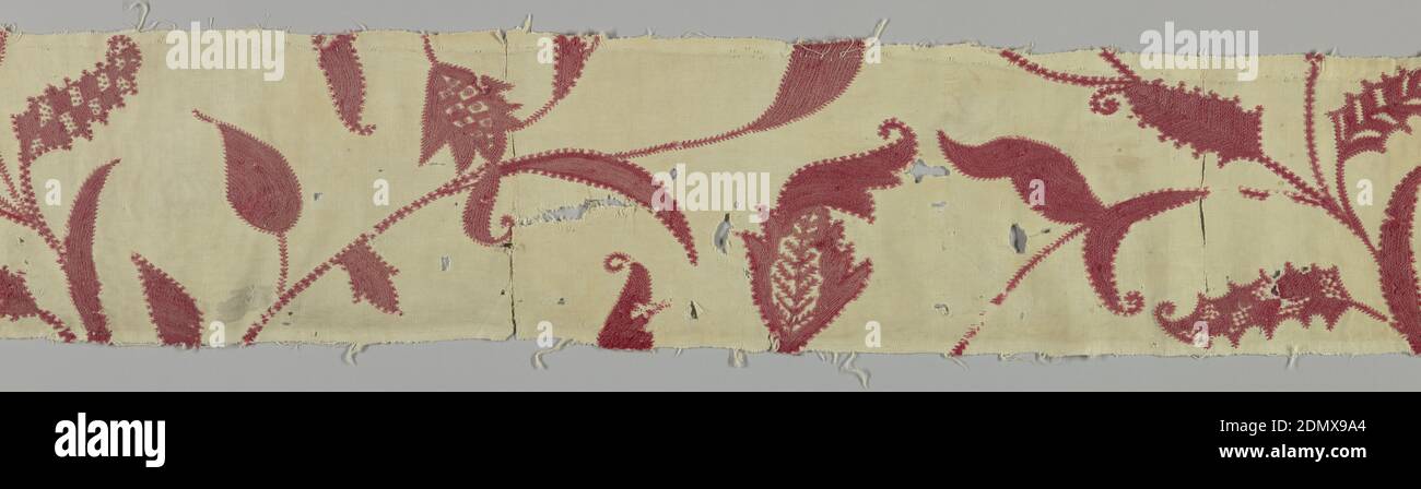 Textile, Moyen: Laine de crême, coton, lin technique: Tige et couture de course broderie sur 2/1 sergé, petit rideau de sergé tissé avec la chaîne de lin et trame de coton, avec tout le design brodé en laine rouge. D'un petit demi-cercle au fond des ressorts conception de vignes ascendantes minces, avec variété de feuilles pointues courbé montrant l'influence indienne dans la conception. Beaucoup de décoration intérieure en feuilles, carrés, cercles, treillis, voilage etc. Tiges et feuilles toutes bordées de couture de plumes., Angleterre, milieu à fin du XVIIe siècle, broderie et couture, textile Banque D'Images