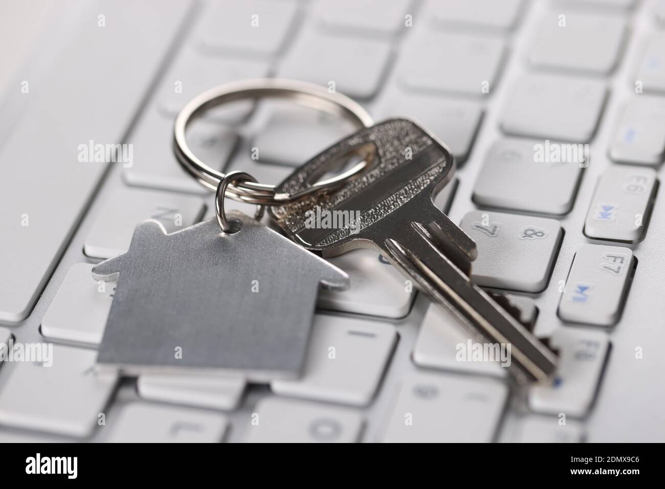 Sur le clavier sont les touches avec le trousseau de la maison Banque D'Images