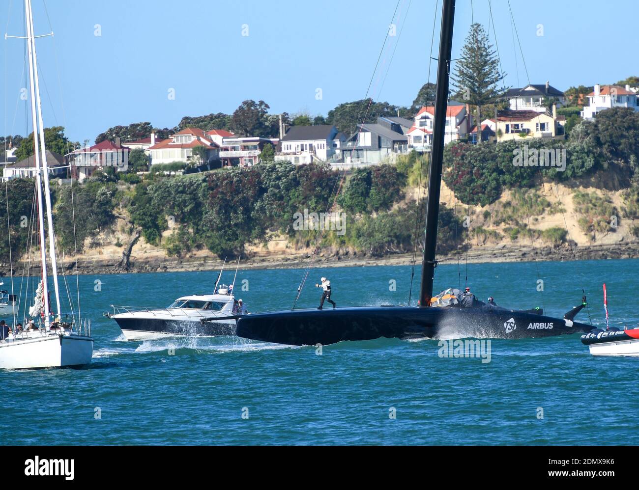 Auckland. 17 décembre 2020. Les membres de l'équipage du New York Yacht Club American Magic reviennent à l'amarrage après avoir terminé la première journée de compétition de la coupe du monde de l'Amérique à Auckland, en Nouvelle-Zélande, le 17 décembre 2020. Credit: Guo Lei/Xinhua/Alay Live News Banque D'Images
