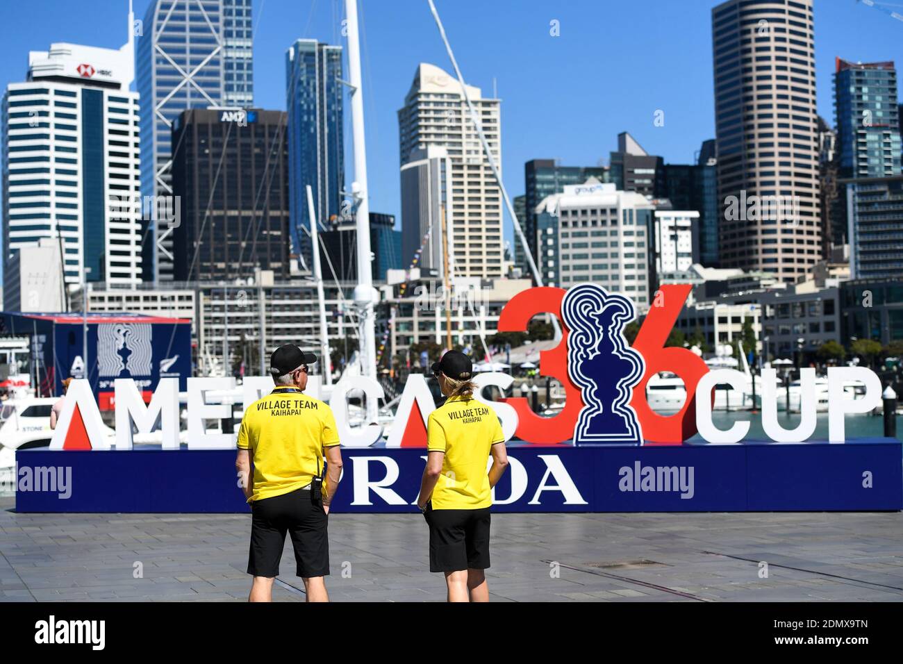 Auckland. 17th Dec, 2020. Photo taken on Dec. 17, 2020 shows the entrance to the America's Cup village in Auckland, New Zealand. Credit: Guo Lei/Xinhua/Alamy Live News Banque D'Images