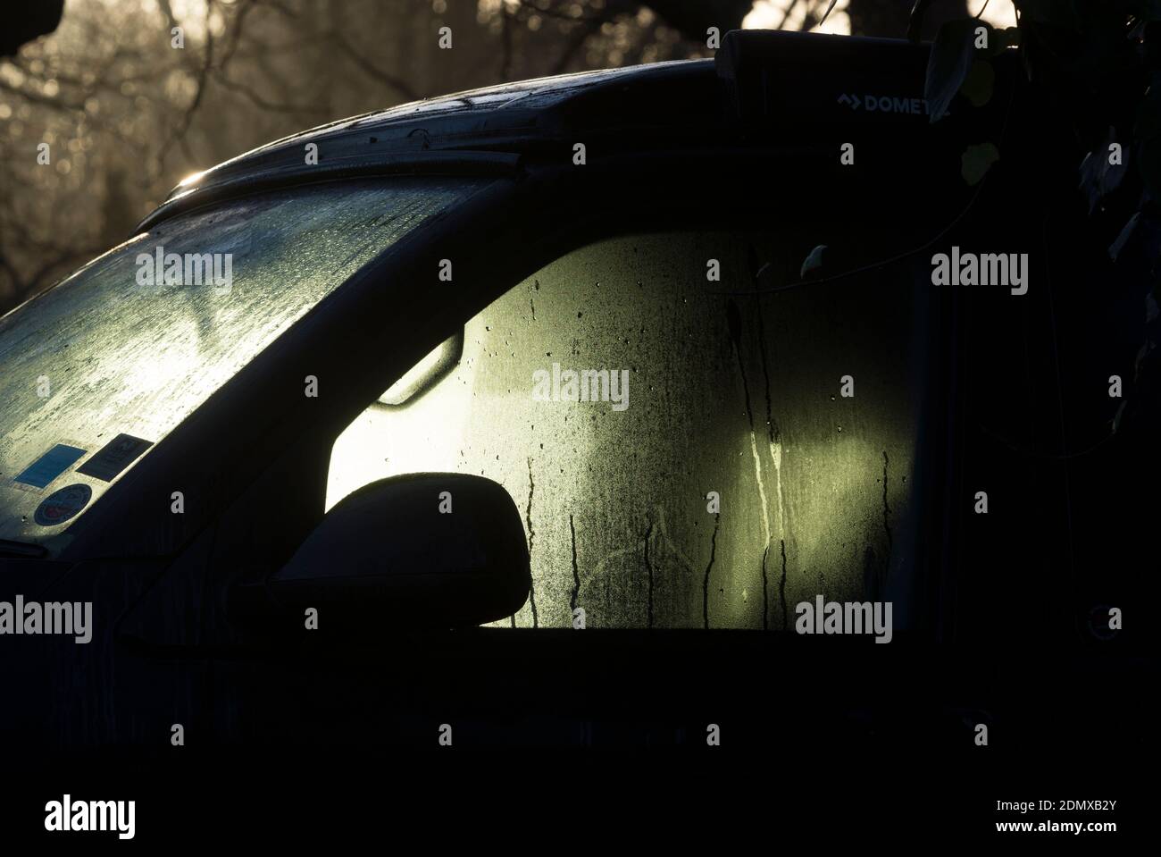 Condensation tôt le matin à l'intérieur d'une voiture en hiver Photo Stock  - Alamy