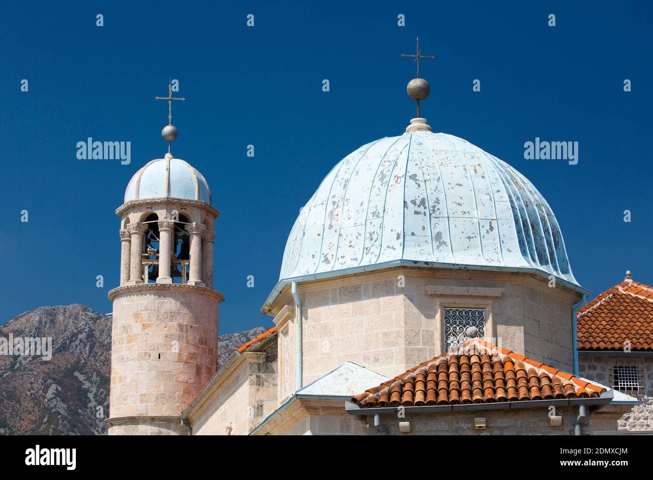 Perast, Kotor, Monténégro. Clocher et dôme de l'église notre-Dame des rochers, baie de Kotor. Banque D'Images