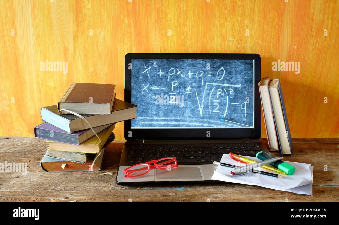 Bureau à domicile,e-learning,concept de scolarisation à domicile avec livres, matériel informatique et de bureau, apprentissage en temps de corona Banque D'Images