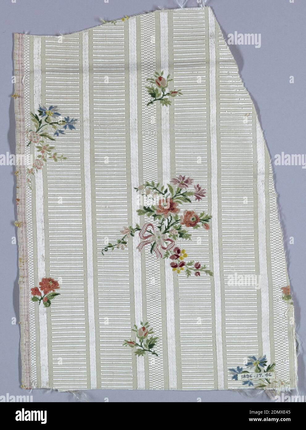 Fragments, soie tissée, brins floraux isolés sur fond blanc nervuré, XVIIIe siècle, textiles tissés, fragment Banque D'Images