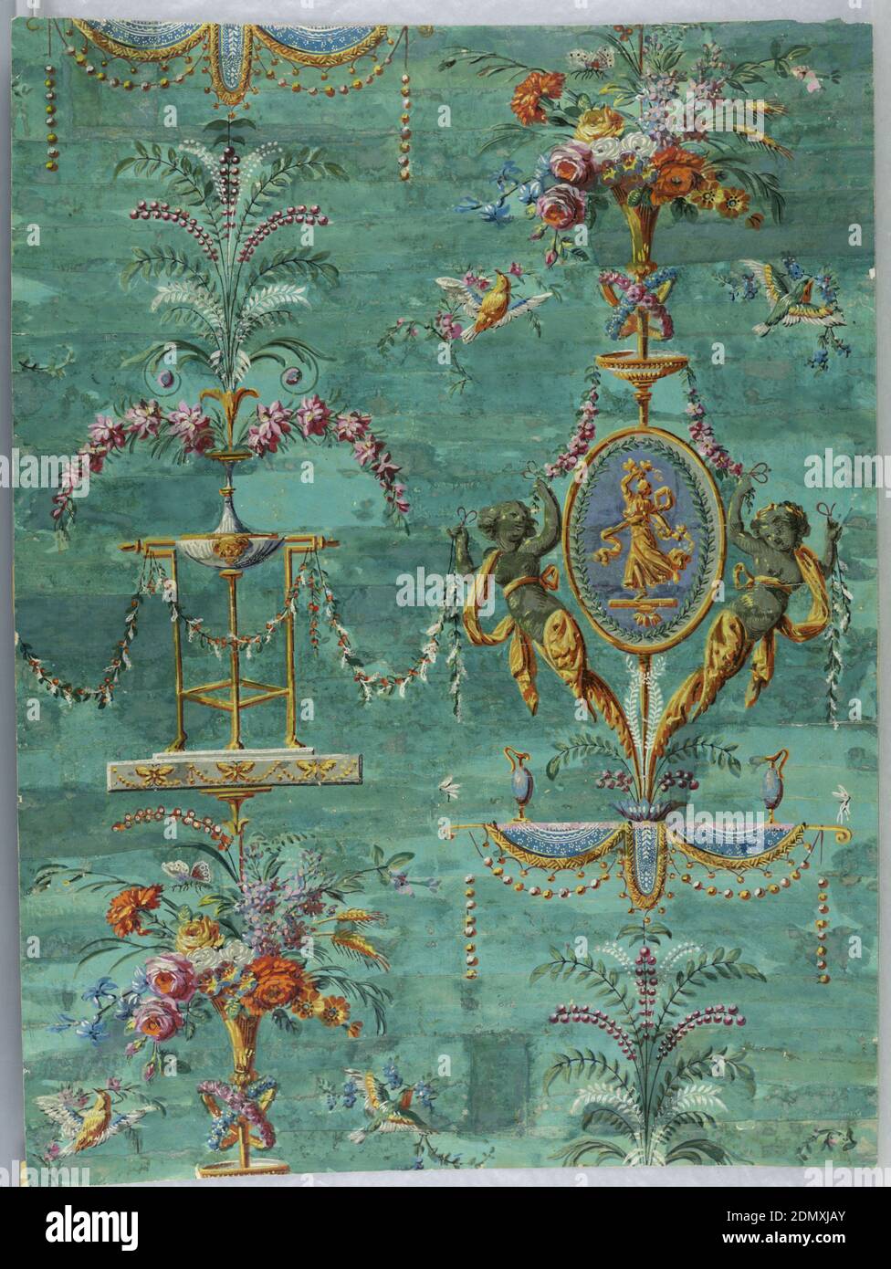 Flanc, imprimé en bloc sur du papier fait à la main, motif répétitif développé sur un axe vertical: Un médaillon flanqué de filles, surmonté d'un bouquet de fleurs avec des oiseaux et des papillons; sous le médaillon un trépied d'où poussent des pulvérisations de fleurs et de feuillage. Rectangle vertical, France, 1785–90, revêtements muraux, flanc Banque D'Images