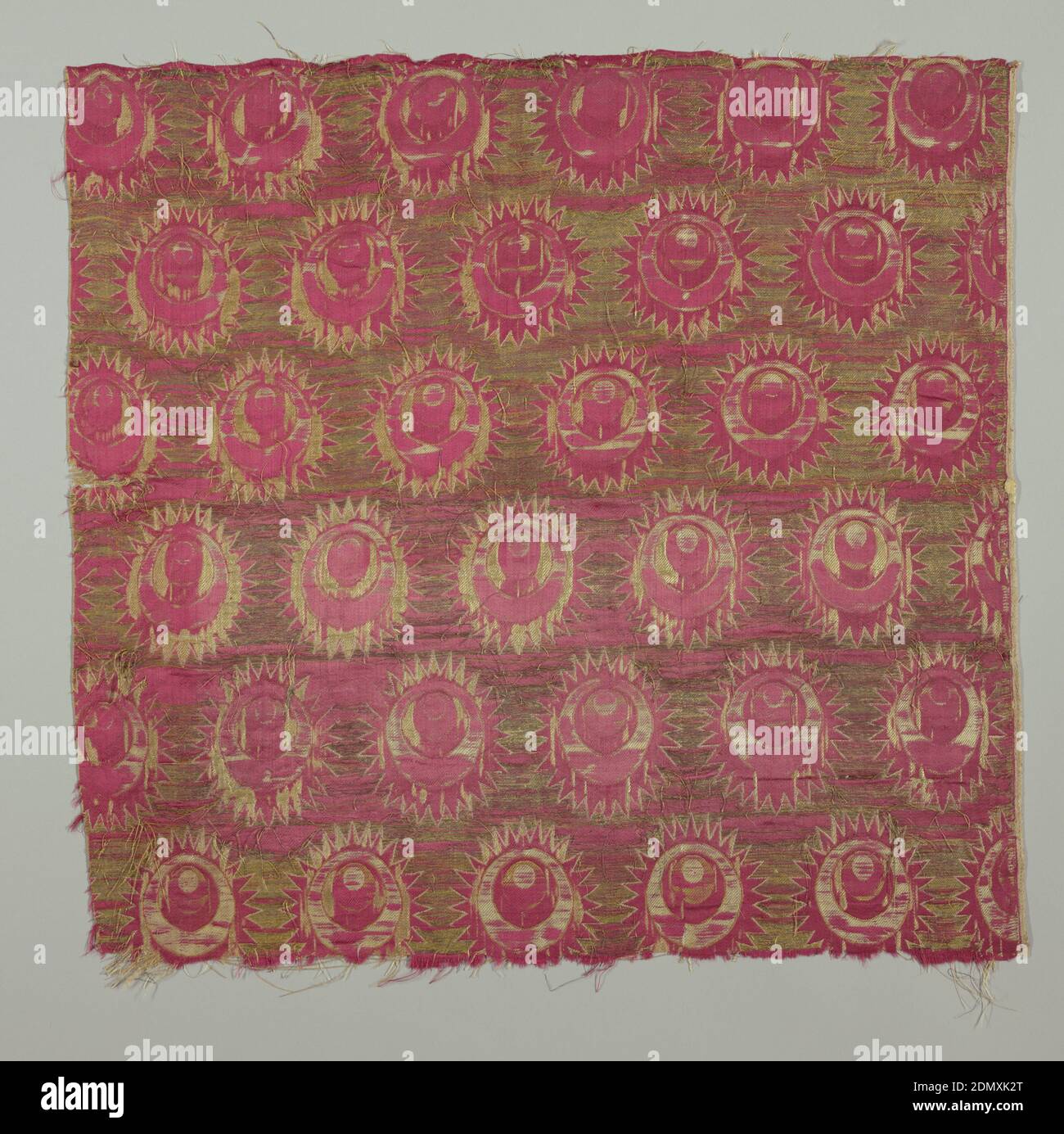 Fragment, Moyen; soie, fil métallique technique: Disques tissés à bords dentés avec croissant et motif boule sur un sol argenté., Turquie, XVIe siècle, textiles tissés, fragment Banque D'Images