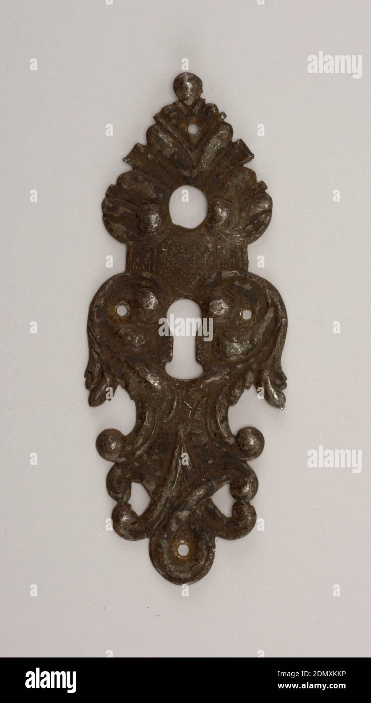 Assiette à éboucheon, étain, percée et repoussé avec motif acanthus et palmette., France, ca. 1700, métallurgie, Arts décoratifs, Escutcheon Banque D'Images