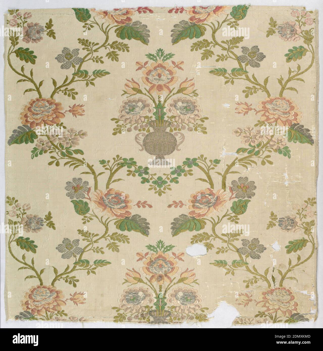 Fragment, Moyen: Soie technique: Armure lisse avec des charponniers discontinus (brocading)., conception symétrique des vignes courgeuses avec l'urne florale au centre., ca. 1750, textiles tissés, fragment Banque D'Images