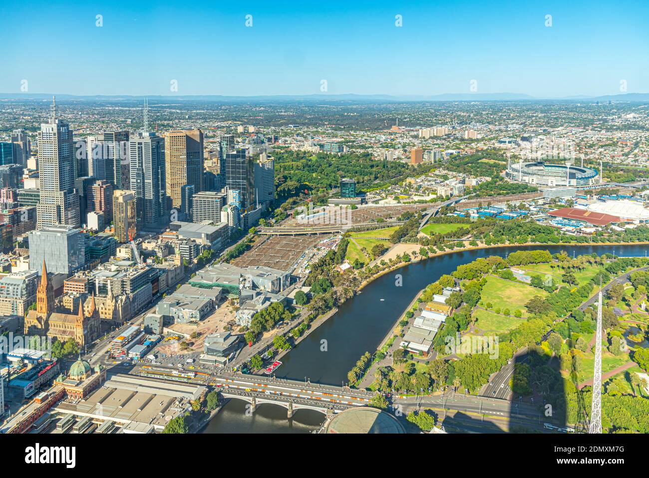 MELBOURNE, AUSTRALIE, 1er JANVIER 2020 : stades sportifs avec vue aérienne et centre-ville de Melbourne derrière la Yarra River, Australie Banque D'Images