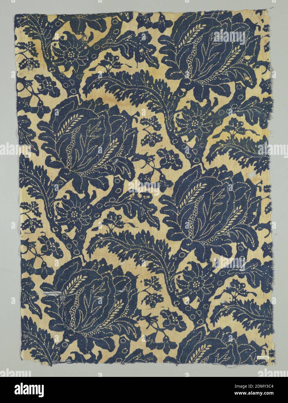 Textile, Moyen: Coton technique: Résistant imprimé sur un tissage simple, coton grossier de couleur crème imprimé dans une nuance de bleu. Le dessin montre des têtes de fleurs lourdes, une feuille dentelée pointue et d'autres fleurs plus petites qui poussent sur des tiges courtes à partir de branches. Le design est beaucoup amélioré par des lignes de points blancs, en particulier dans le contour des feuilles sur la tête de fleur plus grande., probablement Angleterre, 1750–1800, textiles imprimés, teints et peints, textile Banque D'Images