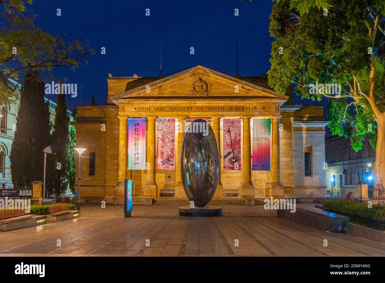 ADÉLAÏDE, AUSTRALIE, 5 JANVIER 2020 : vue nocturne de la galerie d'art d'Australie méridionale à Adélaïde Banque D'Images