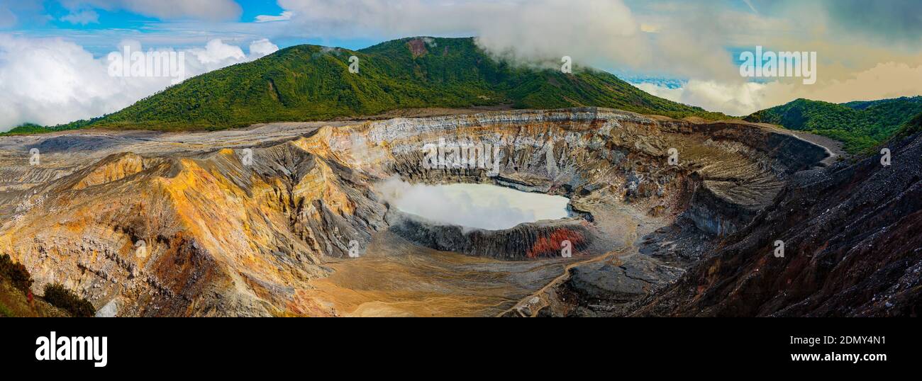 San José, Costa Rica - 3 avril 2017: Le volcan Poás, (espagnol: Volcán Poás), est un stratovolcan actif de 2,708 mètres (8,885 pieds) dans le centre du Costa Ri Banque D'Images