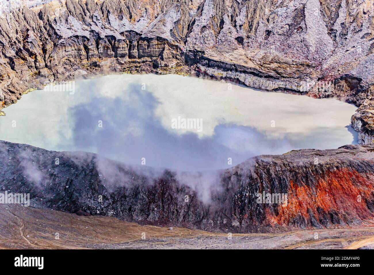 San José, Costa Rica - 3 avril 2017: Le volcan Poás, (espagnol: Volcán Poás), est un stratovolcan actif de 2,708 mètres (8,885 pieds) dans le centre du Costa Ri Banque D'Images