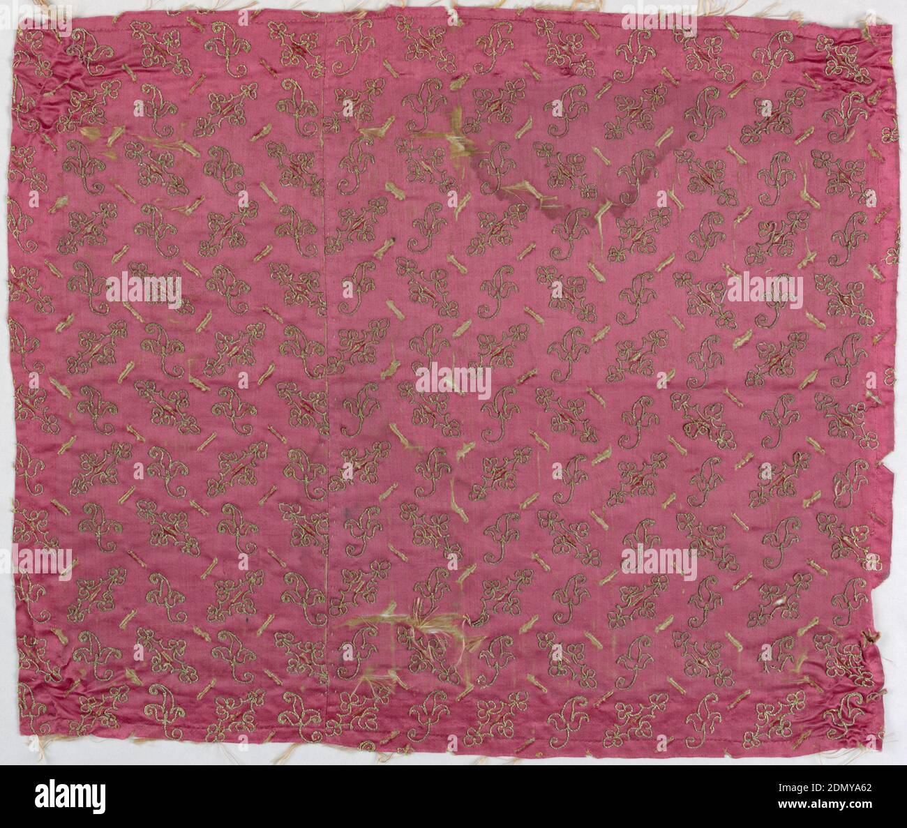 Textile, Moyen: Soie, fil de base de soie enveloppé d'or technique: Tissage de satin brodé et coupé, satin de soie rouge avec motif brodé de feuilles et d'ornements de lobs, entrecoupé de petites fentes diagonales. Doublé de taffetas de soie jaune., Italie, XVIe siècle, broderie et couture, textile Banque D'Images