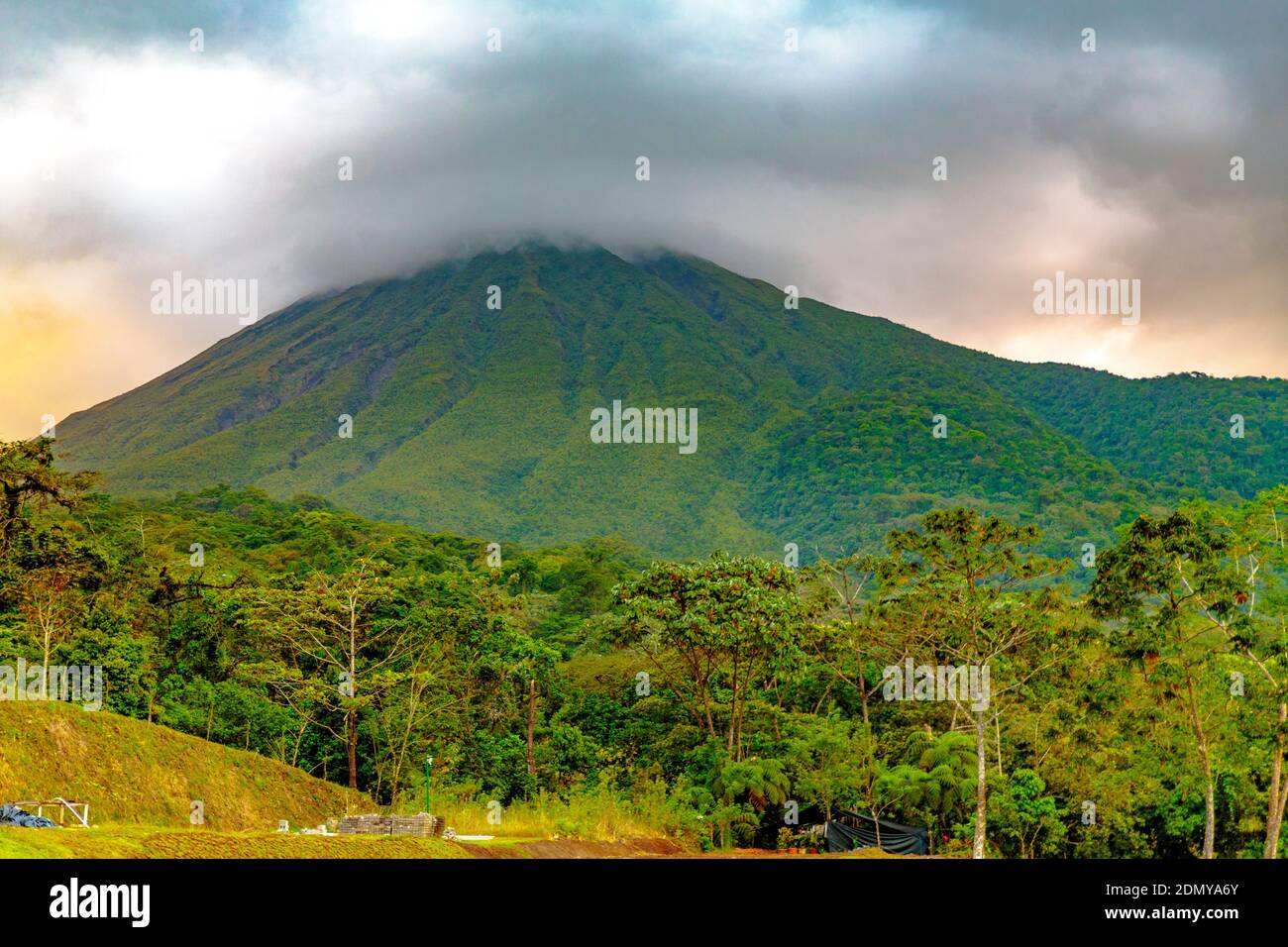 La Fortuna, Costa Rica - 4 avril 2017 : le volcan Arenal est un stratovolcan andesitique actif situé dans le nord-ouest du Costa Rica, à environ 90 km au nord-ouest de San Banque D'Images