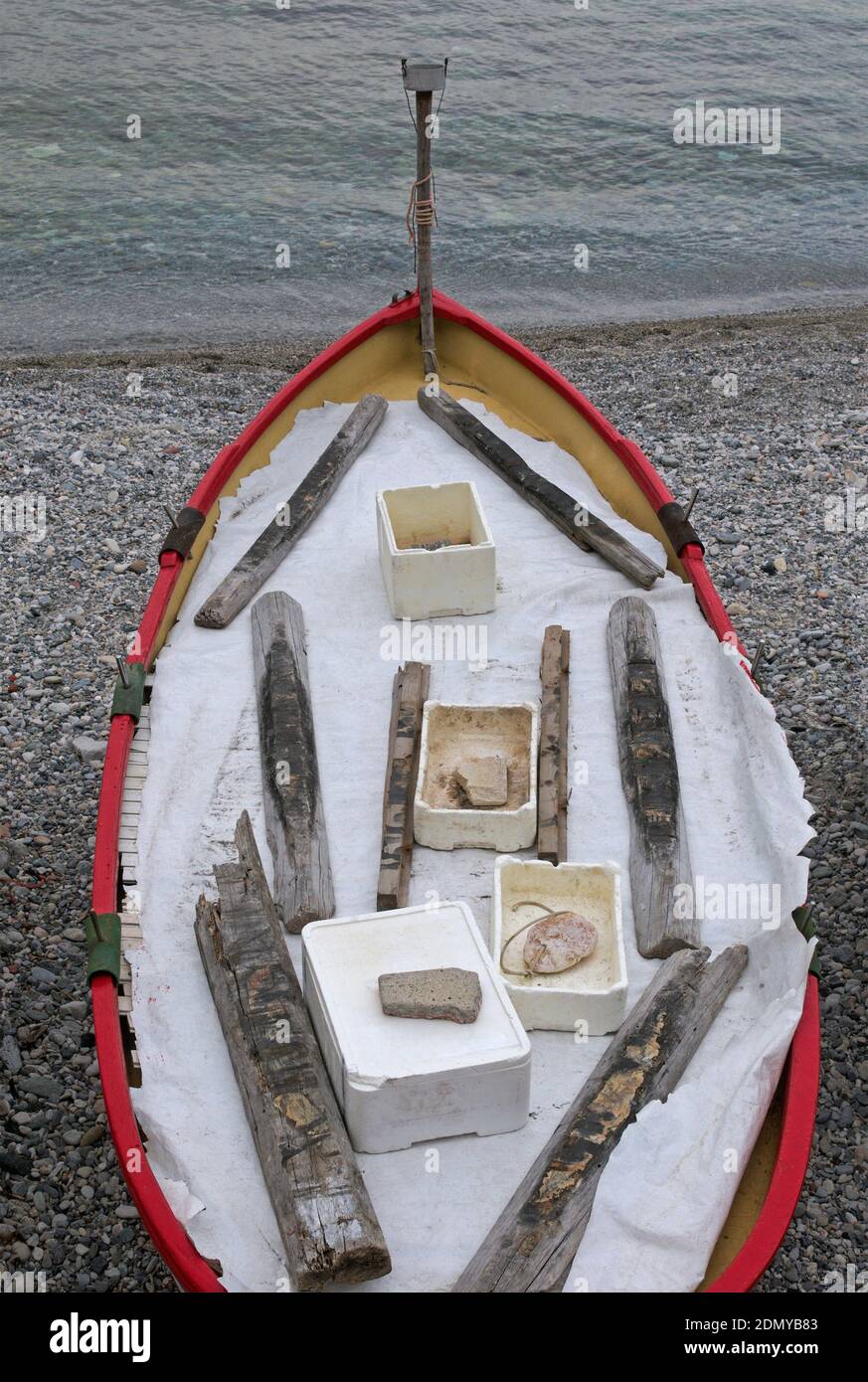Petit bateau de pêche couvert de tarpe, Noli, Ligurie, Italie Banque D'Images