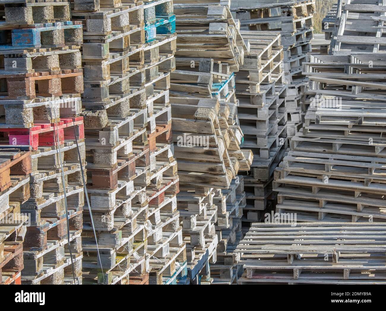 Crates industrielles en bois. Isolé. Empilé les caisses en bois utilisées et les palettes pour les fruits et les légumes dans l'entreposage. Image de stock Banque D'Images