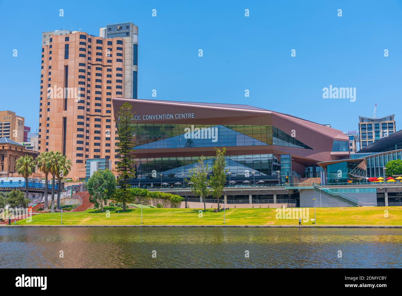 ADÉLAÏDE, AUSTRALIE, 7 JANVIER 2020 : centre de congrès d'Adélaïde sur le bord de Torrens en Australie Banque D'Images