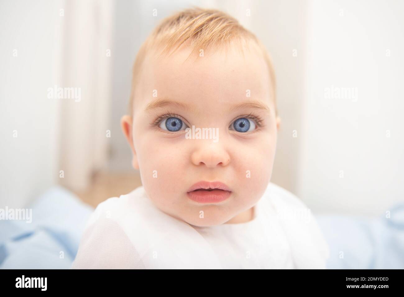 Cute blond baby blue eyes Banque de photographies et d’images à haute
