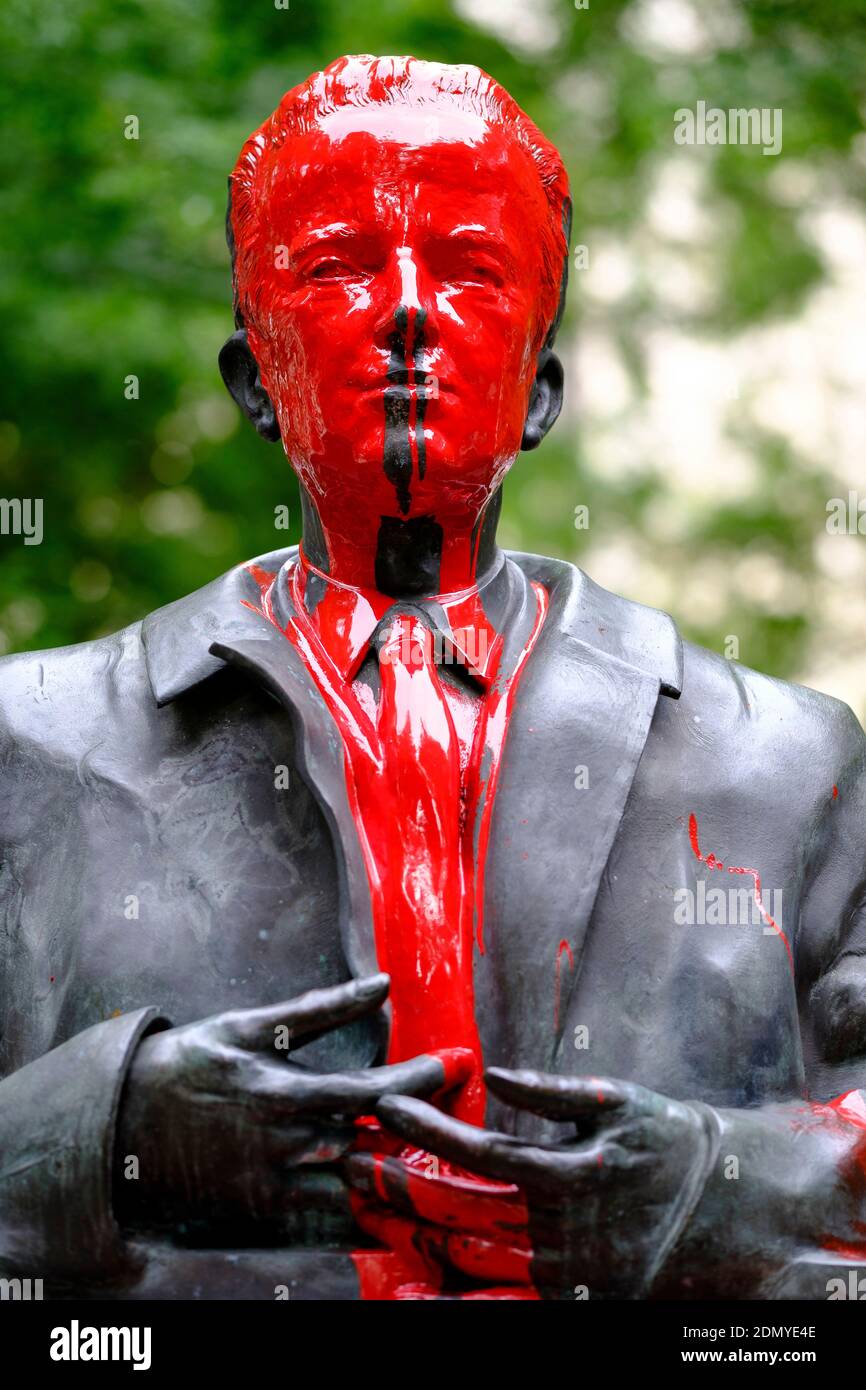 Belgique, Bruxelles, 14 juin 2020 : statue du roi Baudouin vandalisée par des militants (la vie noire compte) dénonçant le passé colonial Banque D'Images