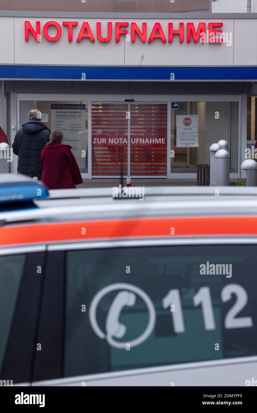 Suhl, Germany. 17th Dec, 2020. people go to the emergency room at SRH Zentralklinikum Suhl. The hospital currently has 24 intensive care beds, 15 of which are occupied by Covid 19 patients. Credit: Michael Reichel/dpa-Zentralbild/dpa/Alamy Live News Banque D'Images