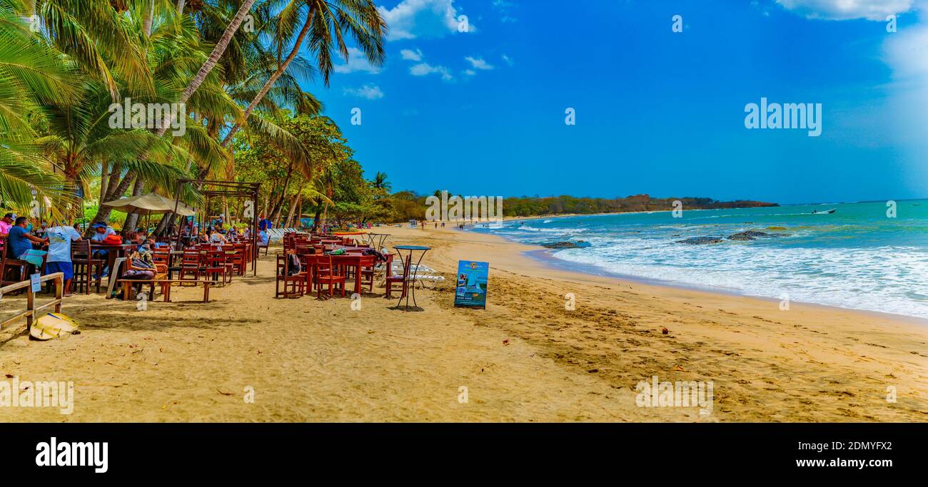 Playa Tamarindo, Costa Rica - 6 avril 2017 : Panorama de la plage de Tamarindo à Guanacaste, Costa Rica. Banque D'Images