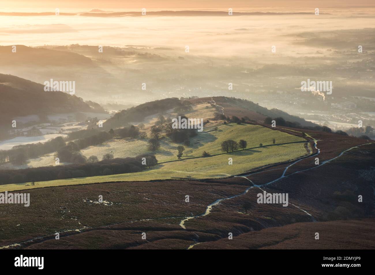 Sentier sur les pentes inférieures de la montagne du pain de sucre avec Abergavenny en arrière-plan. Banque D'Images
