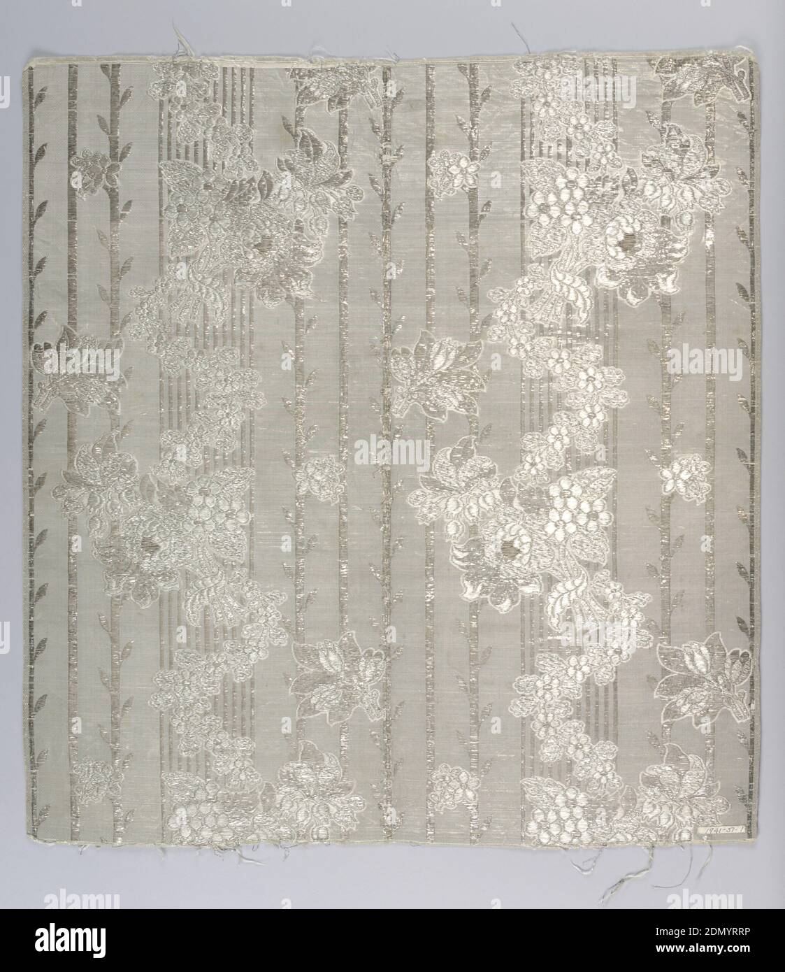 Textile, Moyen: Soie, fil métallique technique: Tissage composé avec trame supplémentaire, tissu rayé blanc et argent avec trame supplémentaire de bandes argentées plates dont les flotteurs forment des bandes verticales avec des feuilles à intervalles réguliers. Flotteurs blancs de la forme de trame contours pour les vaporisateurs floraux en serpentin répartis sur les zones à rayures., France, 18e siècle, textiles tissés, textile Banque D'Images