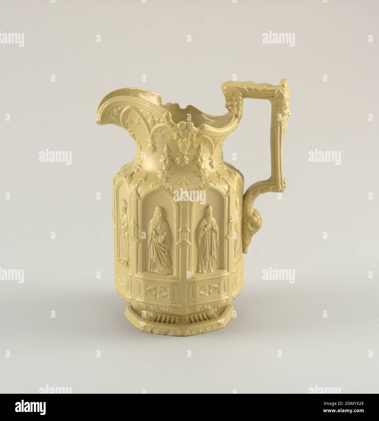Carafe, grès glacé, CARAFE crème très décorative avec détails sur le corps, le bec et la poignée. Le centre a des panneaux représentant des figures dans une scène extérieure., Angleterre, 1842, céramique, Arts décoratifs, Jug Banque D'Images