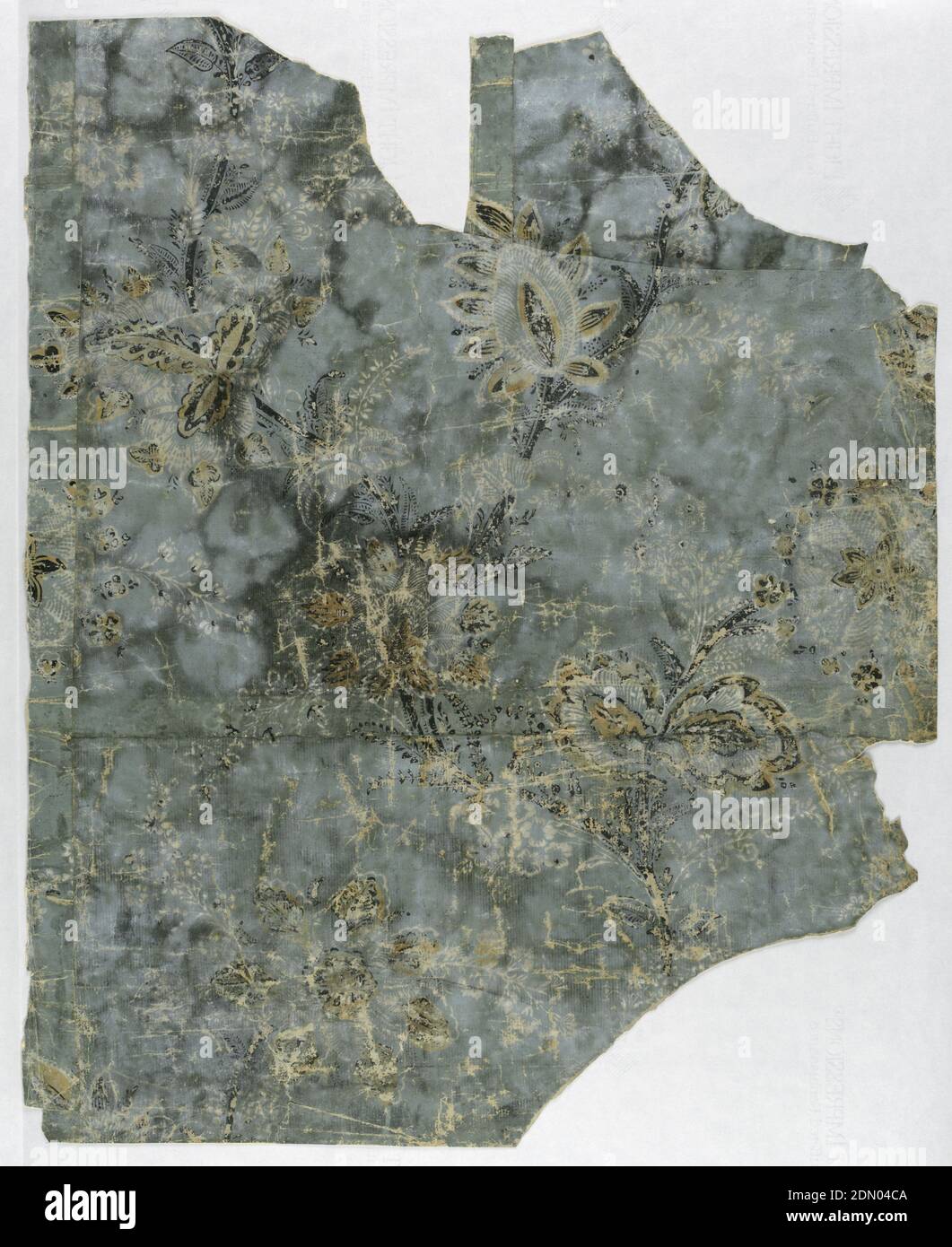 Flanc - fragment, imprimé en bloc sur du papier fait à la main, rectangle vertical irrégulier, avec des grappes florales et de vigne en serpentin ascendant dans le style indien., Angleterre, ca. 1765, revêtements muraux, paroi latérale - fragment Banque D'Images