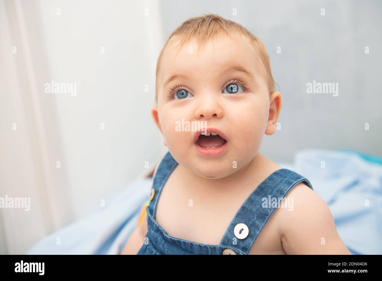 Bébé garçon blond aux yeux bleus Banque de photographies et d’images à