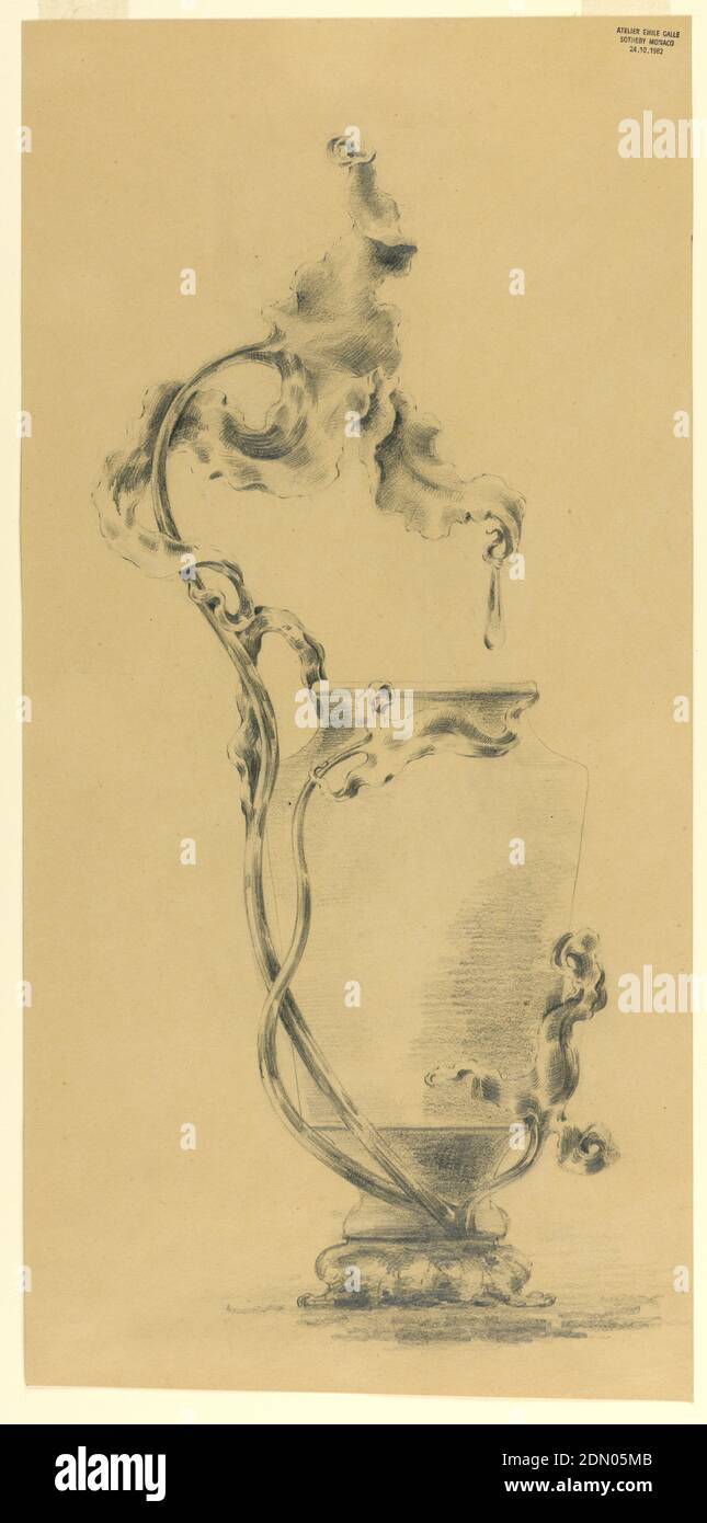 Design pour un vase en bronze, Emile Gallé, français, 1846 - 1904, Graphite sur papier vélin, conception pour un vase symétrique, assis sur un pied surélevé, évasant par le bas, rétréci au niveau du cou, surmonté d'un rebord à lèvres. Son ornementation comprend une composition asymétrique avec trois tendriles ressemblant à une vigne qui s'élève de la base du vase, et se termine par des feuilles luxuriantes. L'une est courte; deux plus longues vignes montent sur le côté du vase, dont la plus grande penche sur le dessus du bol., ca. 1890, métallurgie, dessin Banque D'Images