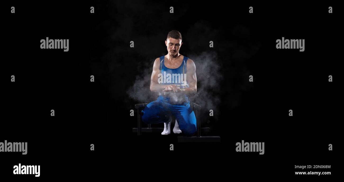 Prospectus, espace de copie. Gymnastique musculaire masculin en salle de gym, flexible actif. Homme de forme caucasien, athlète dans le sport bleu faisant des exercices pour la force, l'équilibre. Mouvement, action, mouvement, concept dynamique. Banque D'Images