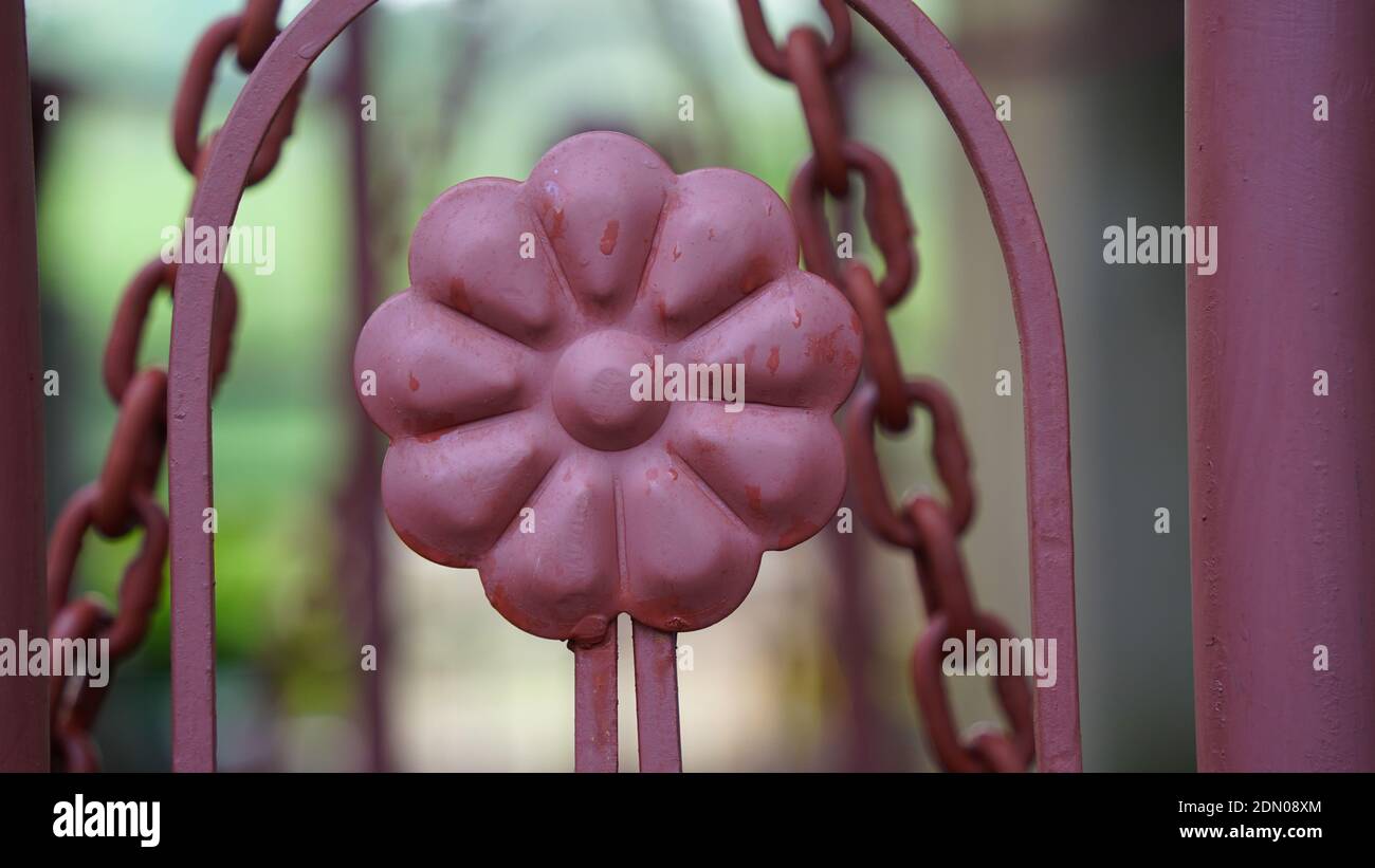 Fer moderne et élégant de couleur rose entre dans la vue de porte avec un arrière-plan flou. Grille tendance avec motif rond. Banque D'Images