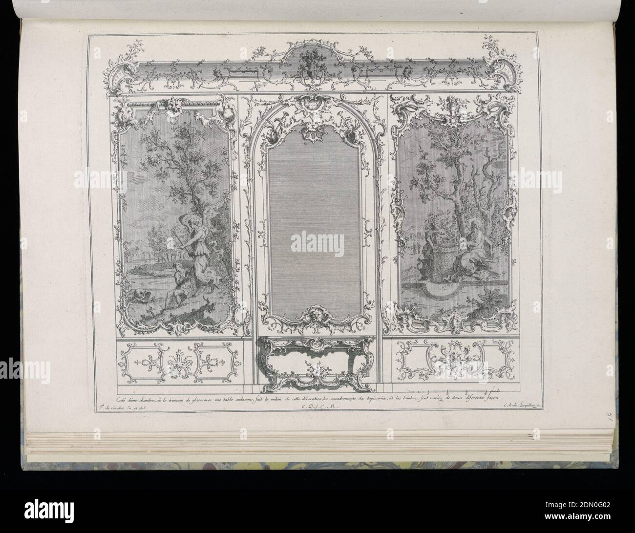 Mur avec miroir central, table de console, Et tapisseries, nouveaux desseins de Lambris (New wainscisting Designs), François de Cuvilliés The Elder, Belge, active Allemagne, 1695 - 1768, Carl Albert von Lespilliez, Allemand, 1723 - 1796, François de Cuvilliés The Elder, Belge, active Allemagne, 1695 - 1768, gravure sur papier, Design pour l'intérieur avec style rococo. Au centre, un grand miroir encadré avec une table de console en dessous. Autour du miroir se trouvent deux tapisseries figurales, chacune représentant des scènes différentes et avec un encadrement alternatif en stuc. À gauche, une scène avec un ange ailé Banque D'Images