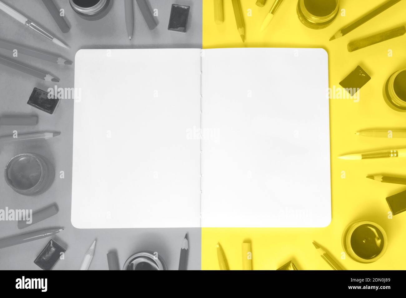 Carnet d'esquisses ou note de peintre avec des outils de jaune luminescent et de gris ultime. Design créatif montrant les couleurs de l'année 2021 avec espace de copie Banque D'Images