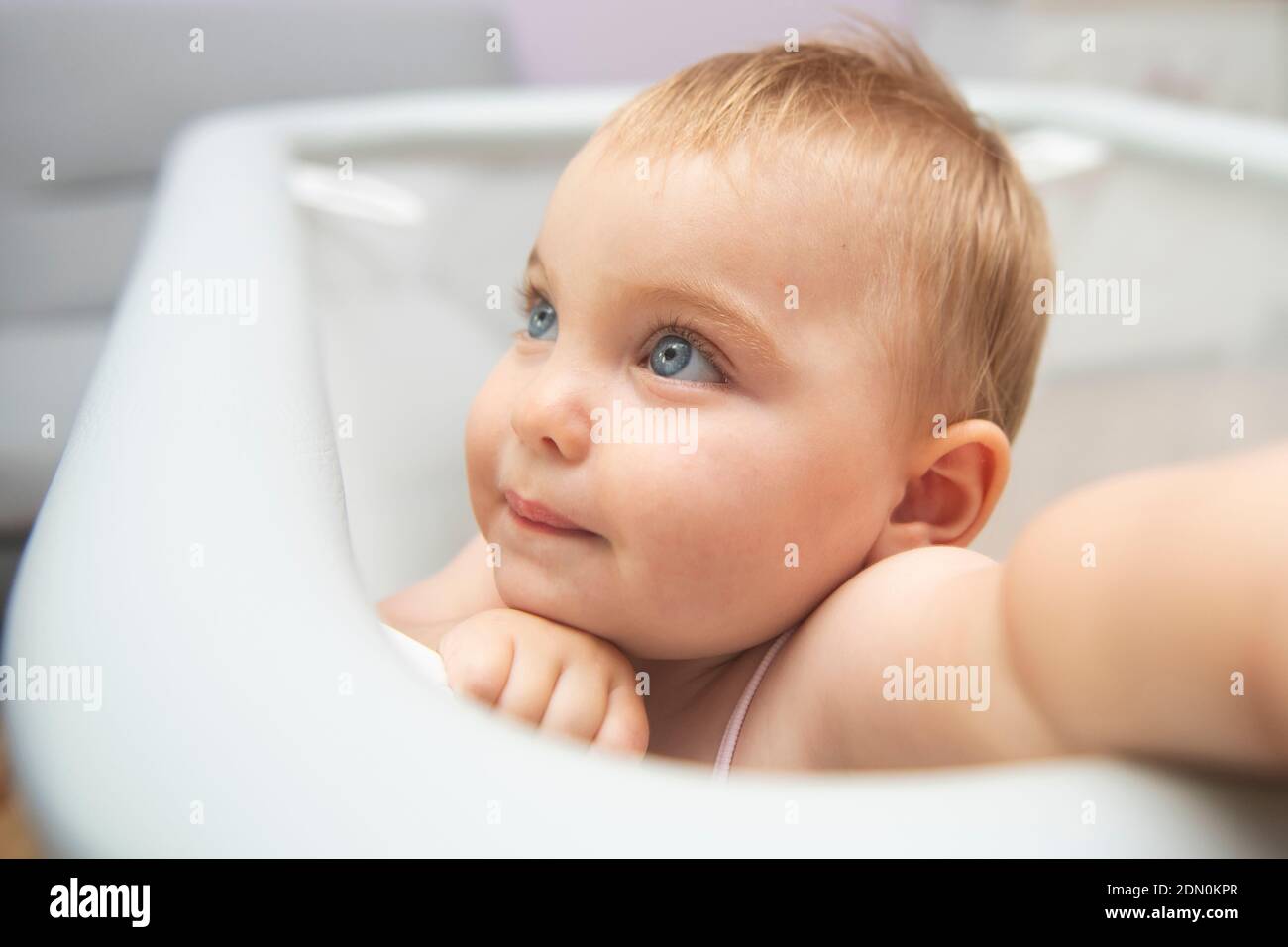 Petite fille nouveau-né avec les yeux bleus Banque D'Images