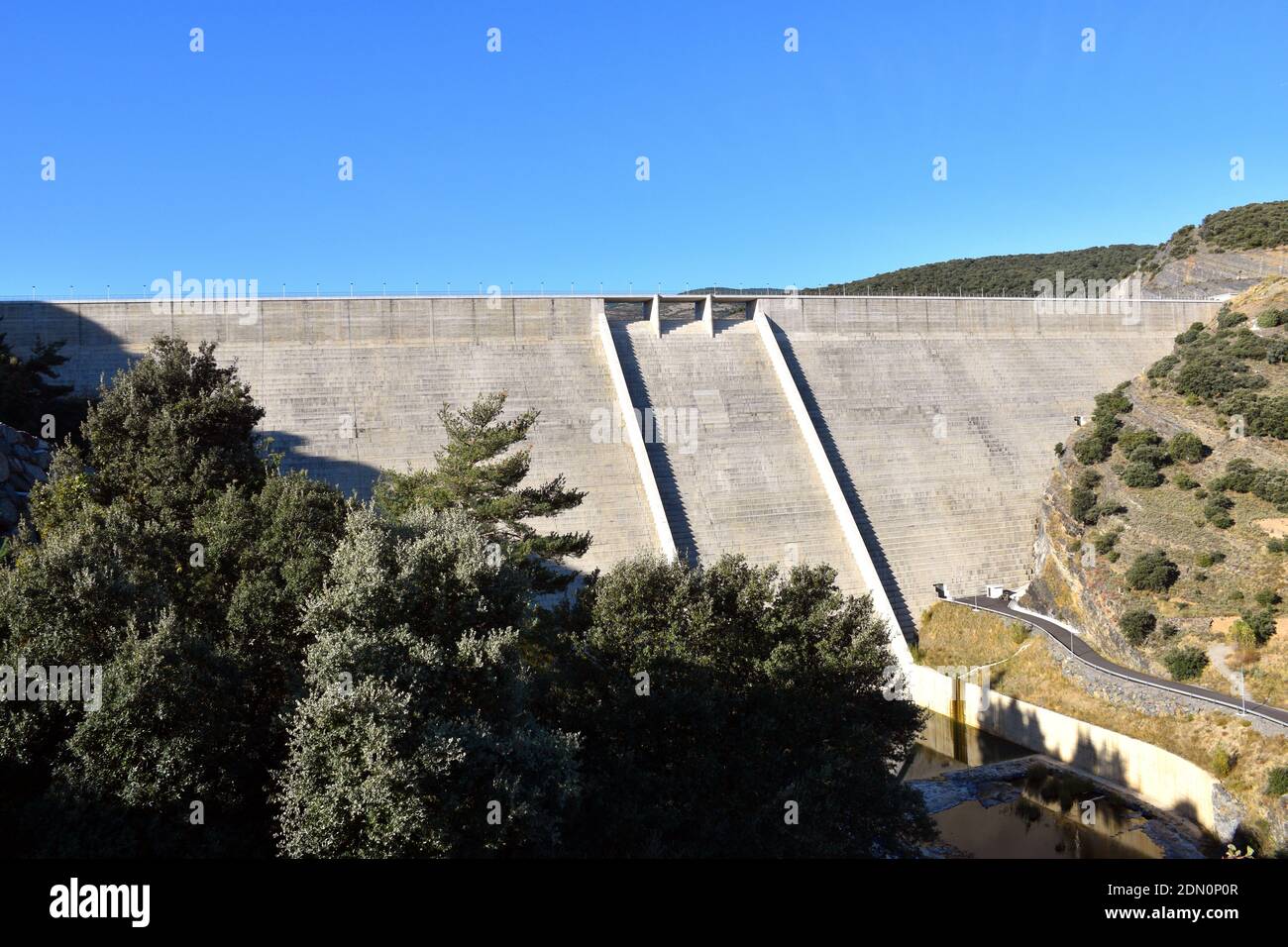 Mur en béton du barrage d'Enciso en journée ensoleillée. Banque D'Images