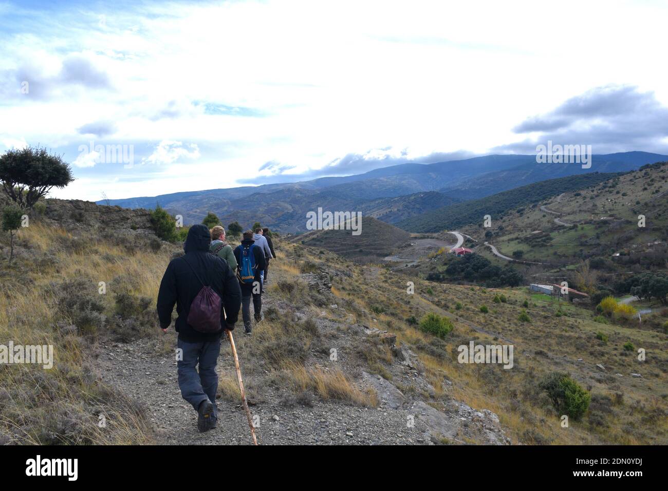 Randonneurs avec sacs à dos lors d'une promenade en montagne dans la vallée de Cidacos. Banque D'Images