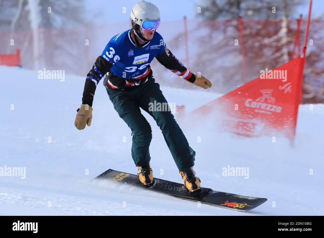 Carezza, Italie. 17 décembre 2020. Coupe du monde de snowboard FIS -  Covid-19 Outbreak Parallel Slalom événement le 17/12/2020 à Carezza,  Italie. En action Gabriel messner (ITA) saute (photo de Pierre  Teyssot/ESPA-Images)