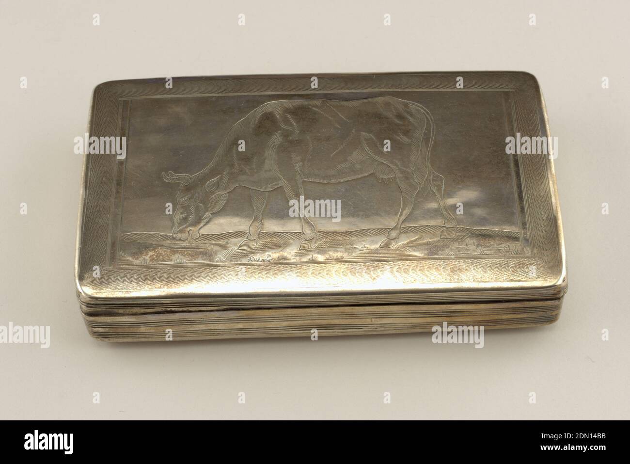 Boîte à tabac, argent, boîte plate rectangulaire avec couvercle à charnière. Face inférieure gravée avec des lignes parallèles formant des rayures. Bords extérieurs avec double bande de lignes gravées. Couvrir avec le bord tourné par le moteur entourant l'image gravée de l'herbe mangeant de vache. Intérieur de la couverture : 'Verneerd door het Stedelyk bestuur van Monnickendam, van Jan de Wit, voor de meest ter verkoop aangebragte Runderen op de Jaarmarkt den 26 avril 1848.', éventuellement Monnikendam, pays-Bas, ca. 1848, travail des métaux, Arts décoratifs, boîte à tabac Banque D'Images
