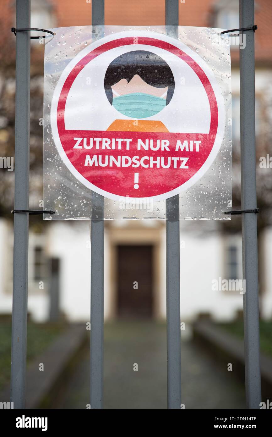 17 décembre 2020, Basse-Saxe, Osnabrück: 'Admission seulement avec masque facial!' Est écrit à l'entrée du Gymnasium Carolinum. Photo: Friso Gentsch/dpa Banque D'Images