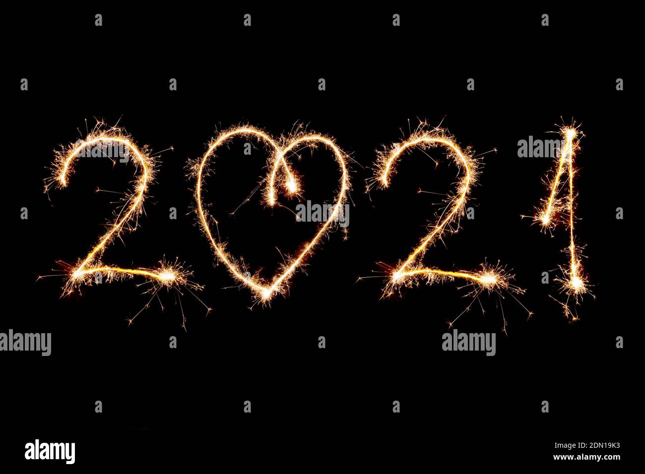 2021 écrit avec feu d'artifice Sparkle sur fond noir, heureux nouveau concept année 2021. Banque D'Images